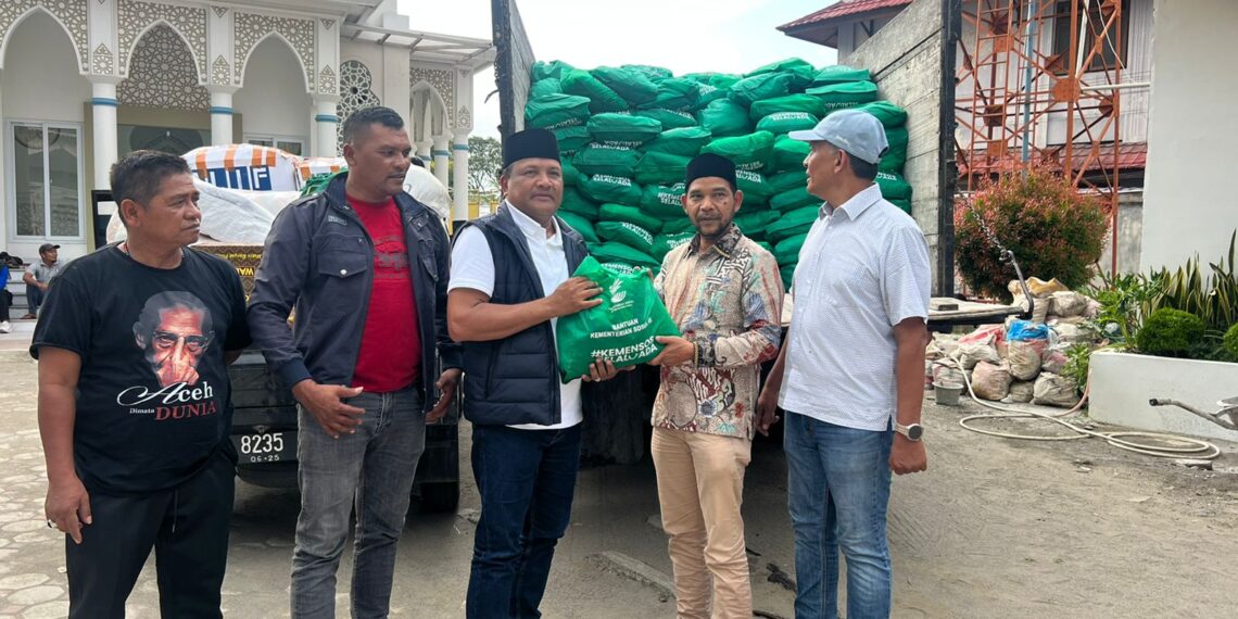 Bantuan Kemensos Tahap Lanjutan Tiba di Bireuen, Azhari Cage Serahkan 800 Paket Sembako