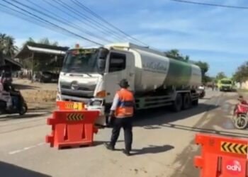TRUK RAKSASA TEROBOS JEMBATAN DARURAT KUTA BLANG! Warga Bireuen Panik: “Kalau Roboh, Siapa Tanggung Jawab?”