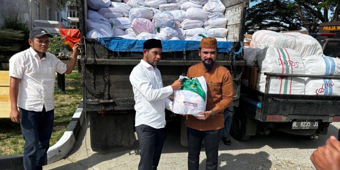 Hari Ke-9 Ramadhan, Senator Azhari Cage Kembali Salurkan Bantuan Sosial untuk Warga Aceh Timur