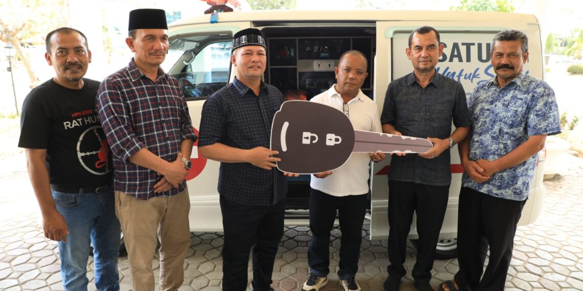 Ayah WA Serahkan Ambulans untuk PKM Simpang Tiga, Percepat Pemulihan Pascabanjir