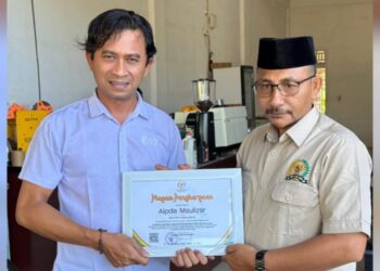 Haji Uma Serahkan Penghargaan kepada Aipda Maulizar atas Dedikasi dalam Misi Kemanusiaan di Sawang
