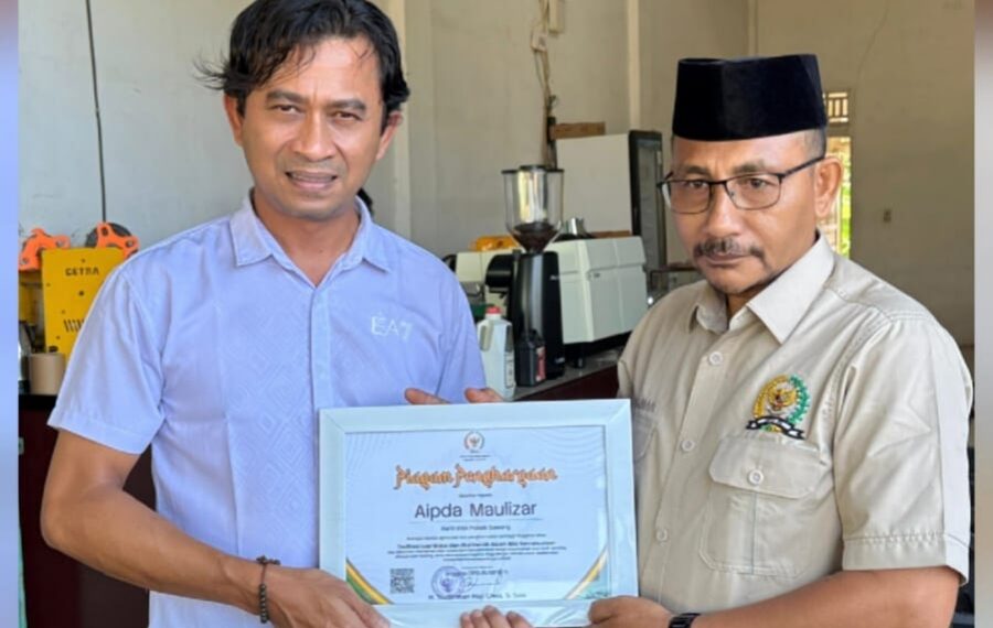 Haji Uma Serahkan Penghargaan kepada Aipda Maulizar atas Dedikasi dalam Misi Kemanusiaan di Sawang