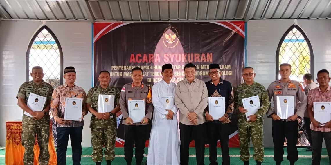Menkopolkam Tinjau Hunian Tetap Korban Bencana di Aceh Utara, Serahkan Kunci Rumah dan Bantuan Sapi Meugang