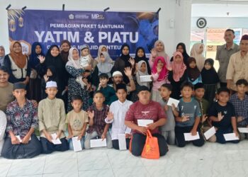 Perangkat Desa Menasah Mesjid Punteut, Salurkan Donasi Baju Lebaran Anak Yatim