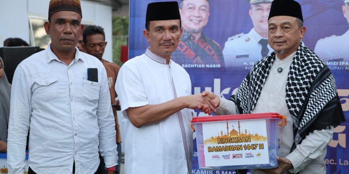 Senyum Warga Huntara Langkahan Sambut Kedatangan Ustadz Bachtiar Nasir dan Plt Sekda