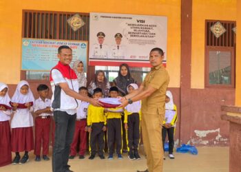 Wujud Kepedulian Nyata, Syibral Mulasi Ketua PDIP Aceh Utara Turun Langsung Salurkan Seragam untuk Korban Banjir