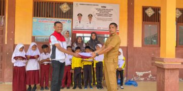 Wujud Kepedulian Nyata, Syibral Mulasi Ketua PDIP Aceh Utara Turun Langsung Salurkan Seragam untuk Korban Banjir