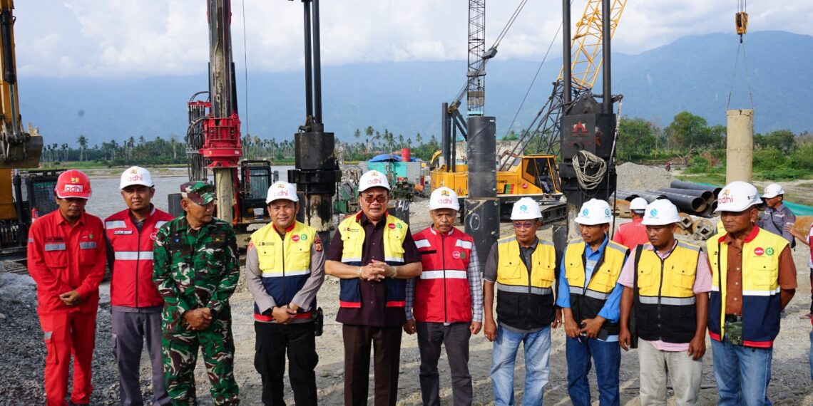 Tinjau Progres Pembangunan Jembatan Pante Dona, Bupati Fakhry: Sudah Capai 13%