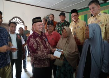 Bupati Aceh Utara Serahkan Bantuan Dana Tunggu Hunian Tahap II bagi Korban Banjir