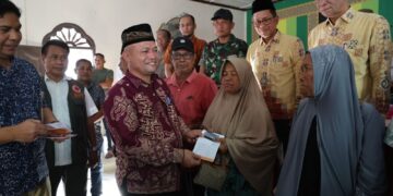 Bupati Aceh Utara Serahkan Bantuan Dana Tunggu Hunian Tahap II bagi Korban Banjir