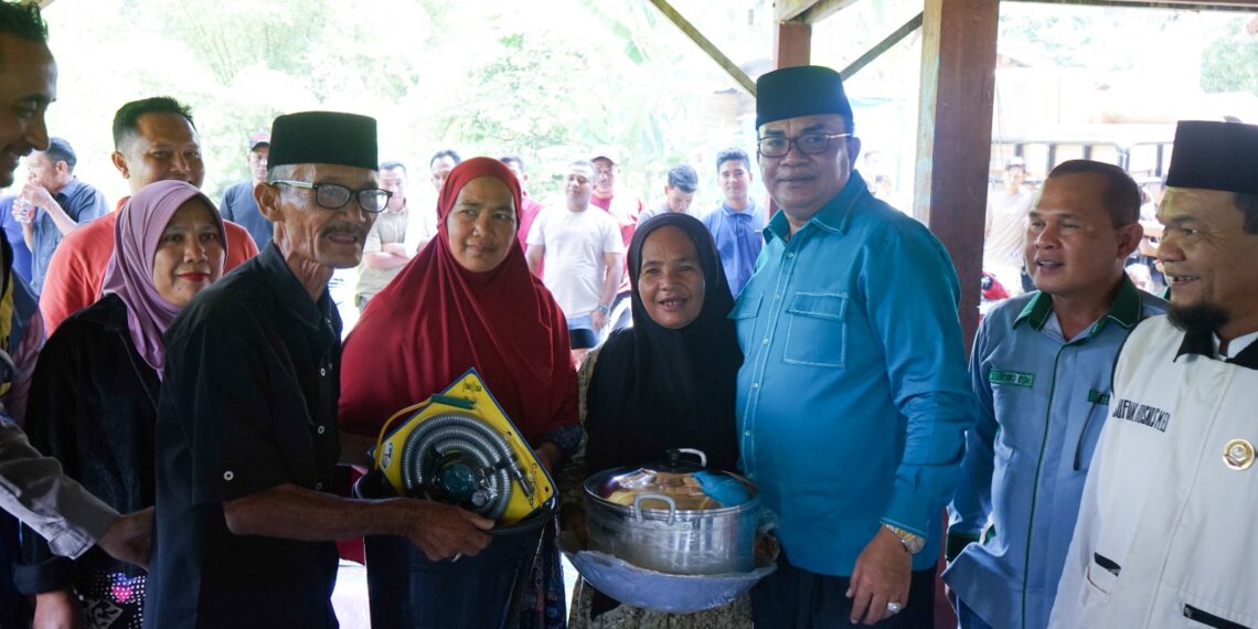 345 KK yang Terdampak Banjir Terima Peralatan Rumah Tangga dari Bupati Fakhry