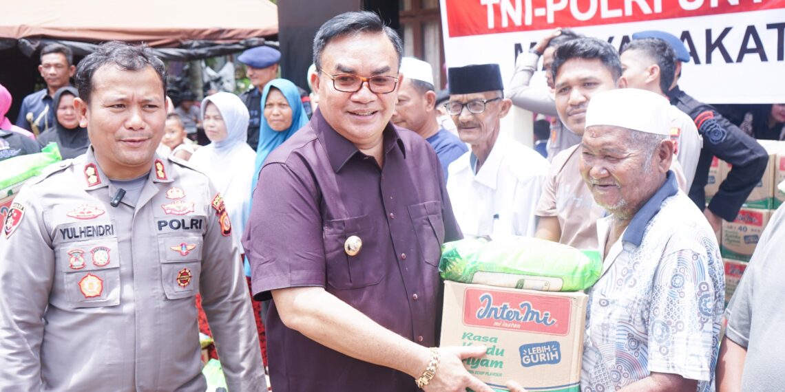 Ringankan Beban Korban Banjir, Bupati Aceh Tenggara Serahkan Bantuan