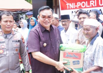 Ringankan Beban Korban Banjir, Bupati Aceh Tenggara Serahkan Bantuan
