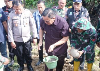 Bupati Fakhry Letakkan Batu Pertama Jembatan Gantung di Badar