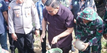 Bupati Fakhry Letakkan Batu Pertama Jembatan Gantung di Badar