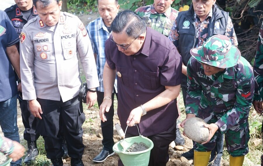 Bupati Fakhry Letakkan Batu Pertama Jembatan Gantung di Badar