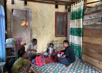 Saweu Lansia di Syamtalira Bayu, Geusyik Paang Antar Sembako hingga Pampers ke Rumah Warga