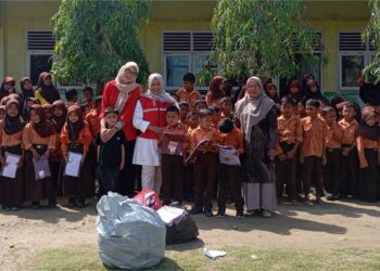 PDI-P Kota Lhokseumawe Salurkan Bantuan Seragam Sekolah bagi Siswa Terdampak Banjir