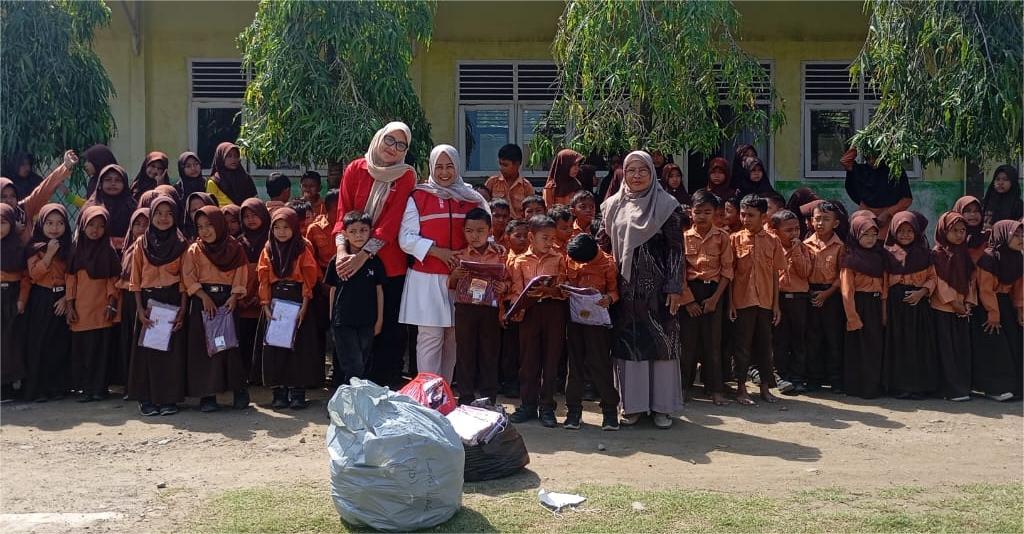 PDI-P Kota Lhokseumawe Salurkan Bantuan Seragam Sekolah bagi Siswa Terdampak Banjir