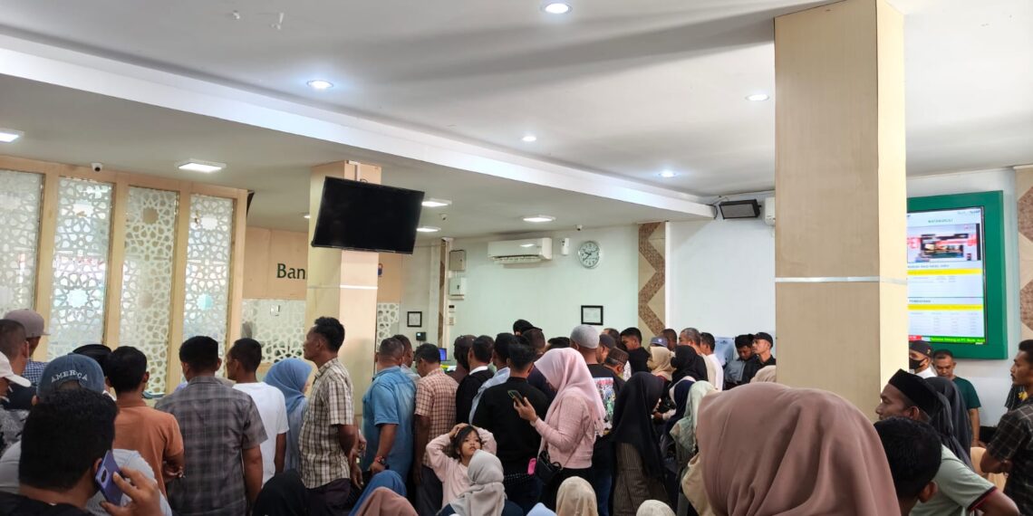 Ratusan Geuchik Keluhkan Layanan Bank Aceh Matangkuli