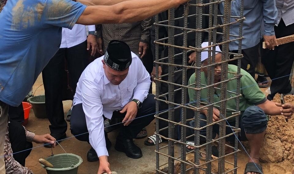 Bupati Aceh Utara Letakkan Batu Pertama Pembangunan Masjid Babul Falah di Kuta Makmur