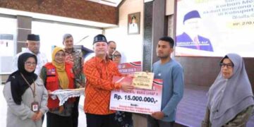 Bupati Ayahwa Serahkan Santunan Rp 270 Juta untuk Ahli Waris Korban Banjir Aceh Utara