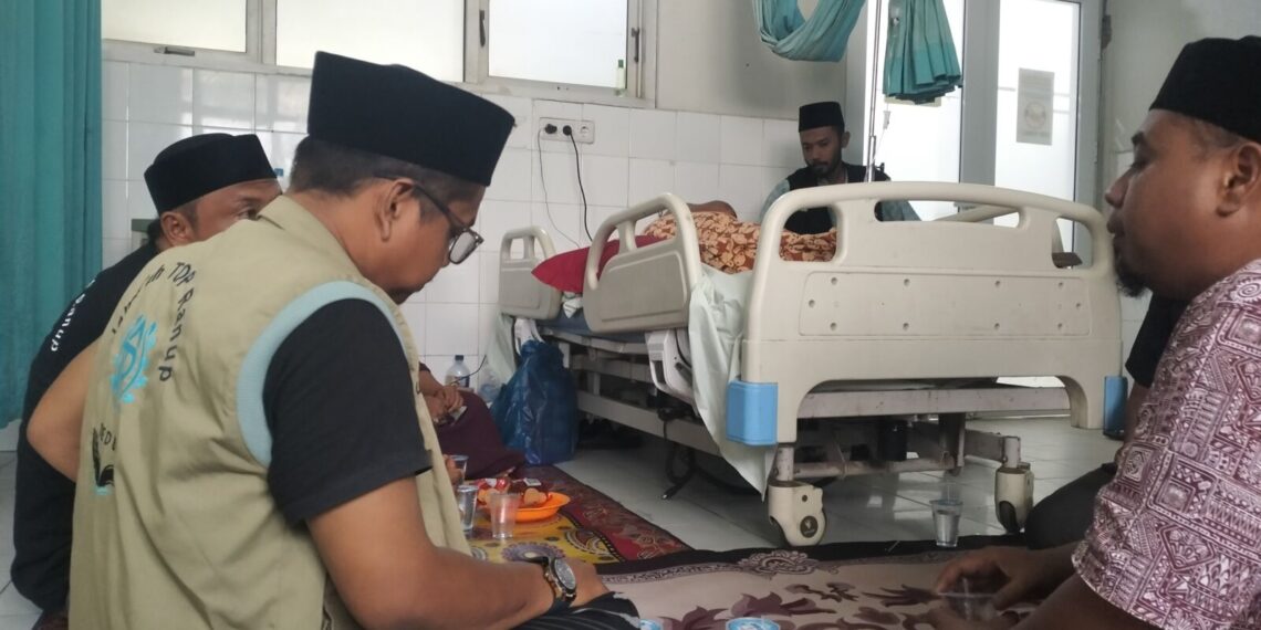 Bentuk Kepedulian, Jama’ah Top Ranup Kunjungi Salah Satu Jama’ah yang Dirawat di RSUD Cut Mutia
