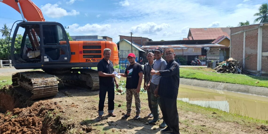 Gercep! Imum Jon Anggota DPRA Fraksi PA Bersihkan Saluran Air yang 5 Tahun Terbengkalai