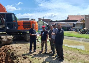 Gercep! Imum Jon Anggota DPRA Fraksi PA Bersihkan Saluran Air yang 5 Tahun Terbengkalai