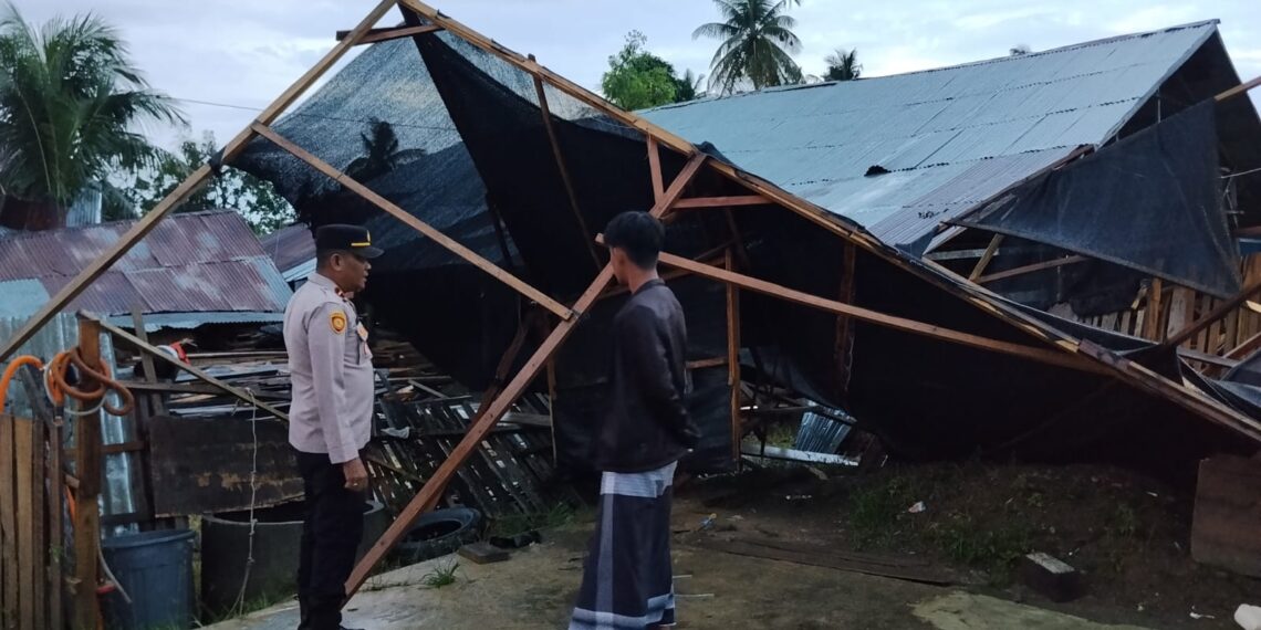 Gerak Cepat, Polsek Meurah Mulia Bantu Warga Terdampak Angin Kencang