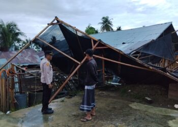 Gerak Cepat, Polsek Meurah Mulia Bantu Warga Terdampak Angin Kencang