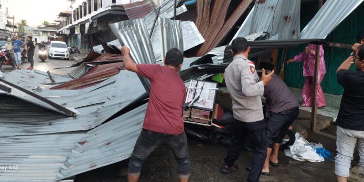 Pasar Keude Geudong Diterjang Angin Kencang, Kerugian Capai Rp10 Juta