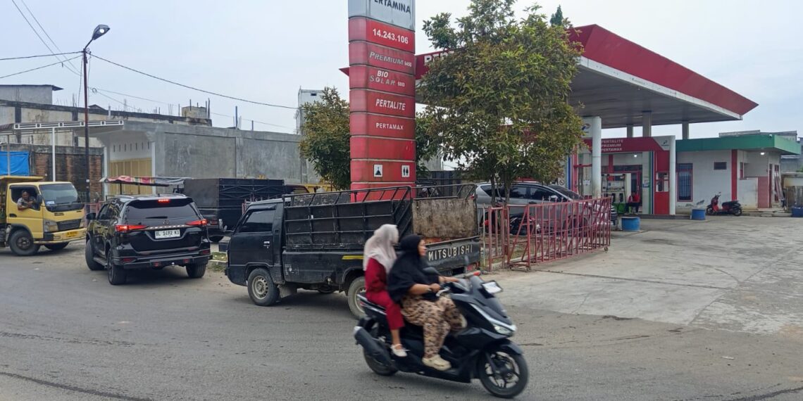 Antrean Panjang Mengular di SPBU Tanah Luas Aceh Utara, Stok Pertalite Kosong