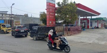 Antrean Panjang Mengular di SPBU Tanah Luas Aceh Utara, Stok Pertalite Kosong