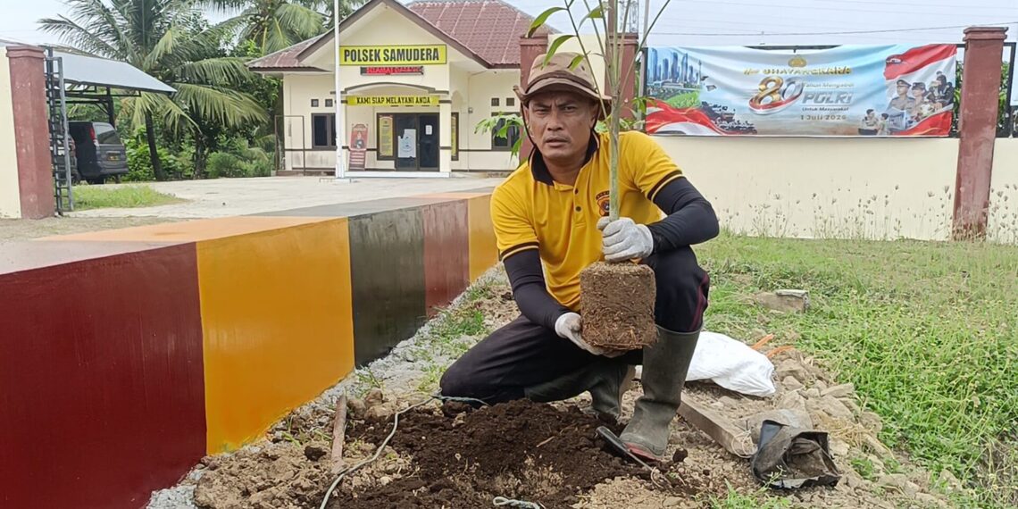 Wujudkan Lingkungan Asri, Polsek Samudera Tanam Pohon di Area Mapolsek