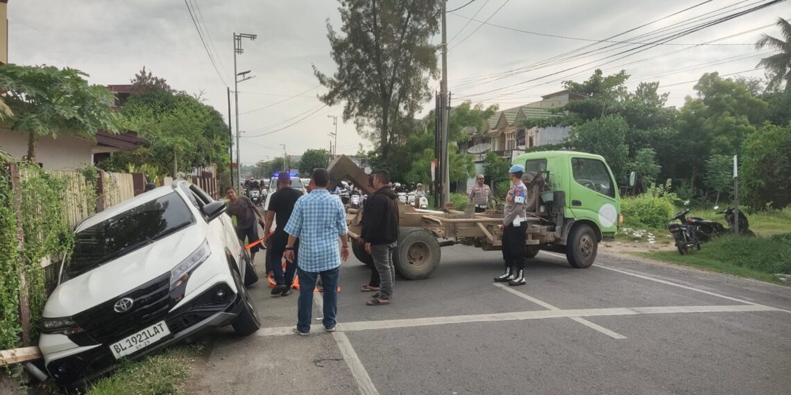Mobil Terperosok ke Parit di Mon Geudong, Polisi Sigap Atur Arus Lalu Lintas