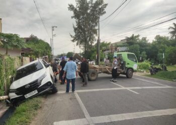 Mobil Terperosok ke Parit di Mon Geudong, Polisi Sigap Atur Arus Lalu Lintas