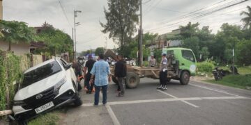 Mobil Terperosok ke Parit di Mon Geudong, Polisi Sigap Atur Arus Lalu Lintas