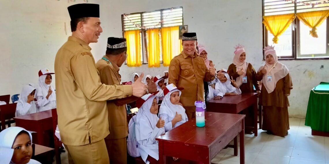 Tinjau SMPN 1 Matangkuli, Bupati Ayah Wa Sosialisasikan Kebijakan Pemisahan Ruang Kelas
