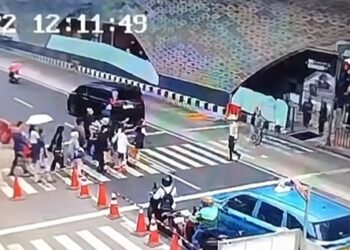 Viral, Satpam Halte Transjakarta Bundaran HI Sujud Minta Maaf ke Penumpang Alphard yang Diduga Terobos Lampu Penyeberangan