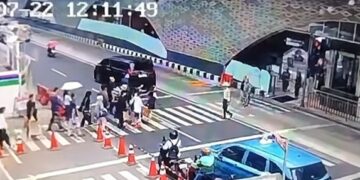 Viral, Satpam Halte Transjakarta Bundaran HI Sujud Minta Maaf ke Penumpang Alphard yang Diduga Terobos Lampu Penyeberangan