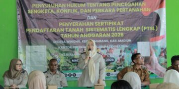 Kantor Pertanahan Kabupaten Madiun Serahkan 100 Sertipikat PTSL kepada Masyarakat Desa Winong