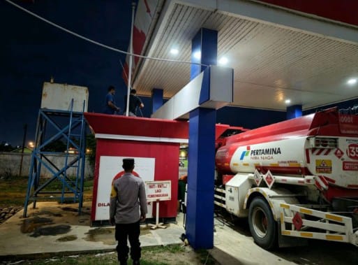 Sambangi SPBU dan Titik Rawan, Polsek Meurah Mulia Perkuat Patroli Malam Jaga Kamtibmas
