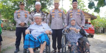 Kapolres Lhokseumawe Serahkan Kursi Roda kepada Dua Lansia di Pondok Pesantren Baitul Izzah