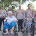 Kapolres Lhokseumawe Serahkan Kursi Roda kepada Dua Lansia di Pondok Pesantren Baitul Izzah