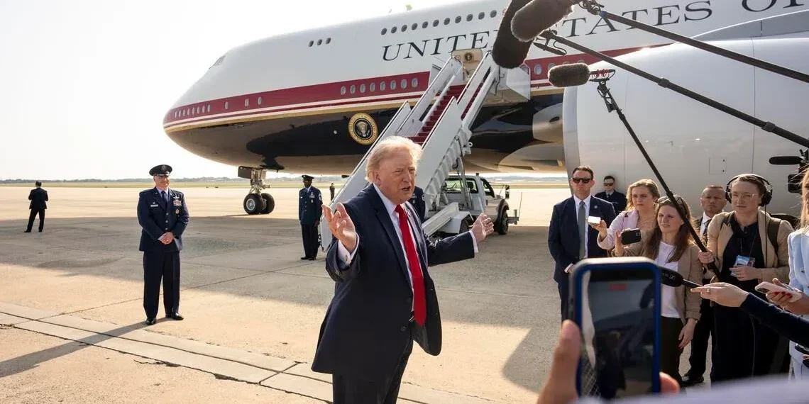 Ancaman Rudal Picu Pergantian Pesawat Rahasia Trump