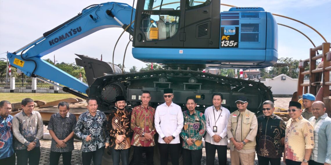 Wakil Bupati Aceh Utara Terima Bantuan Ekskavator dari KKP untuk Pemulihan Tambak Warga