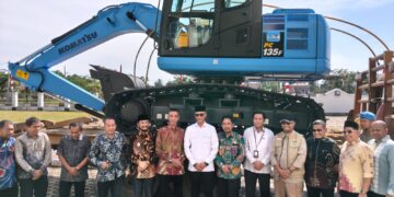 Wakil Bupati Aceh Utara Terima Bantuan Ekskavator dari KKP untuk Pemulihan Tambak Warga