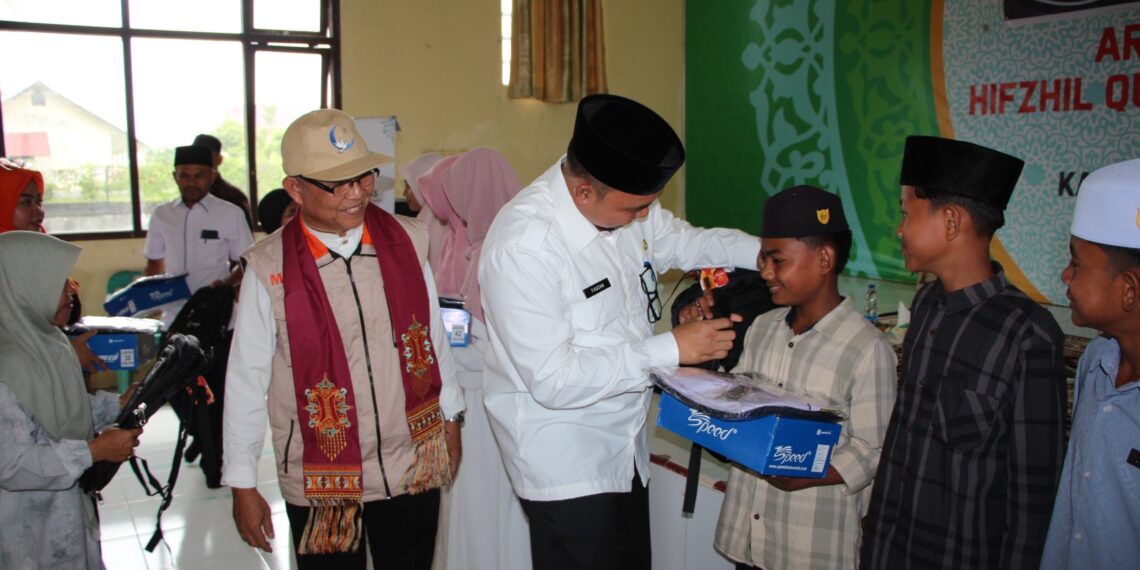 LAKPB MUI dan Baznas RI Salurkan 100 Paket Perlengkapan Sekolah untuk Santri Pusat Pendidikan Tahfidzul Quran Aceh Utara