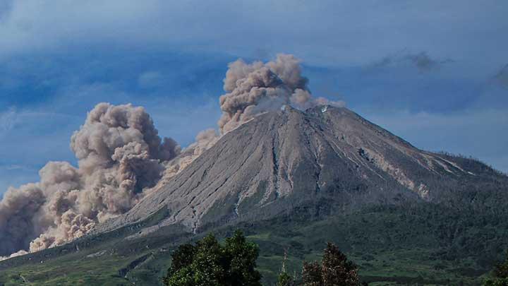 Aktivitas Gunung Sinabung Meningkat, Abu Vulkanik Membubung 3,5 Kilometer
